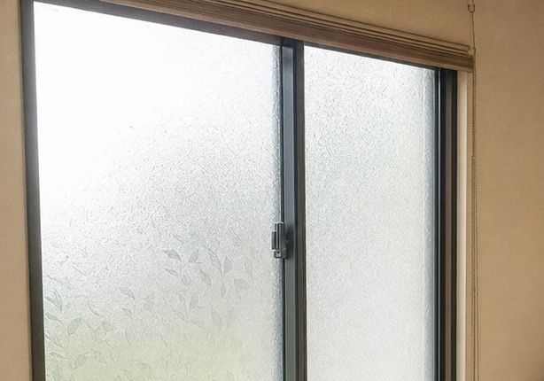 草木の模様が入ったすりガラスの窓。